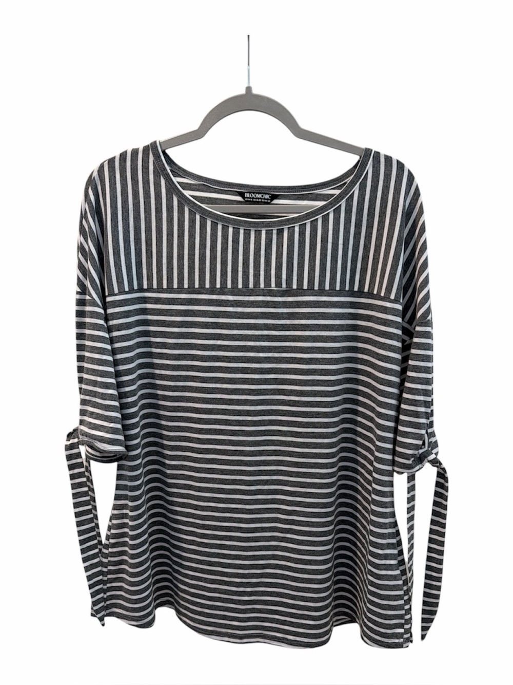 BLOOMCHIC Gray & White Striped Elbow Sleeve Top w/ Tie Sleeves size 1X 14-16